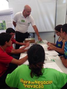 Explicando o jogo durante a feira